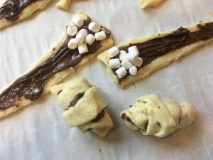 Need quick & easy ideas for make-ahead snacks, summer picnics, or school lunches? With over 25 options, this list of crescent roll recipes has you covered!