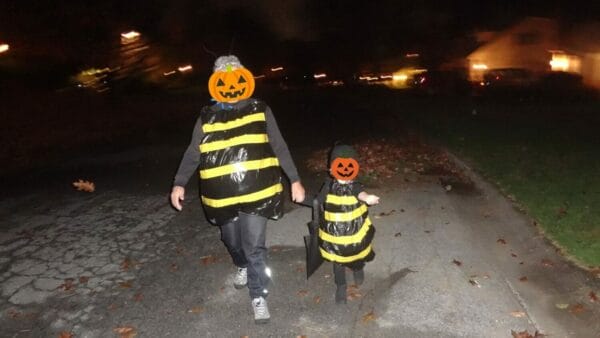 Easy DIY Halloween Costumes: Bumbling Bee Costume - Super Mom Hacks