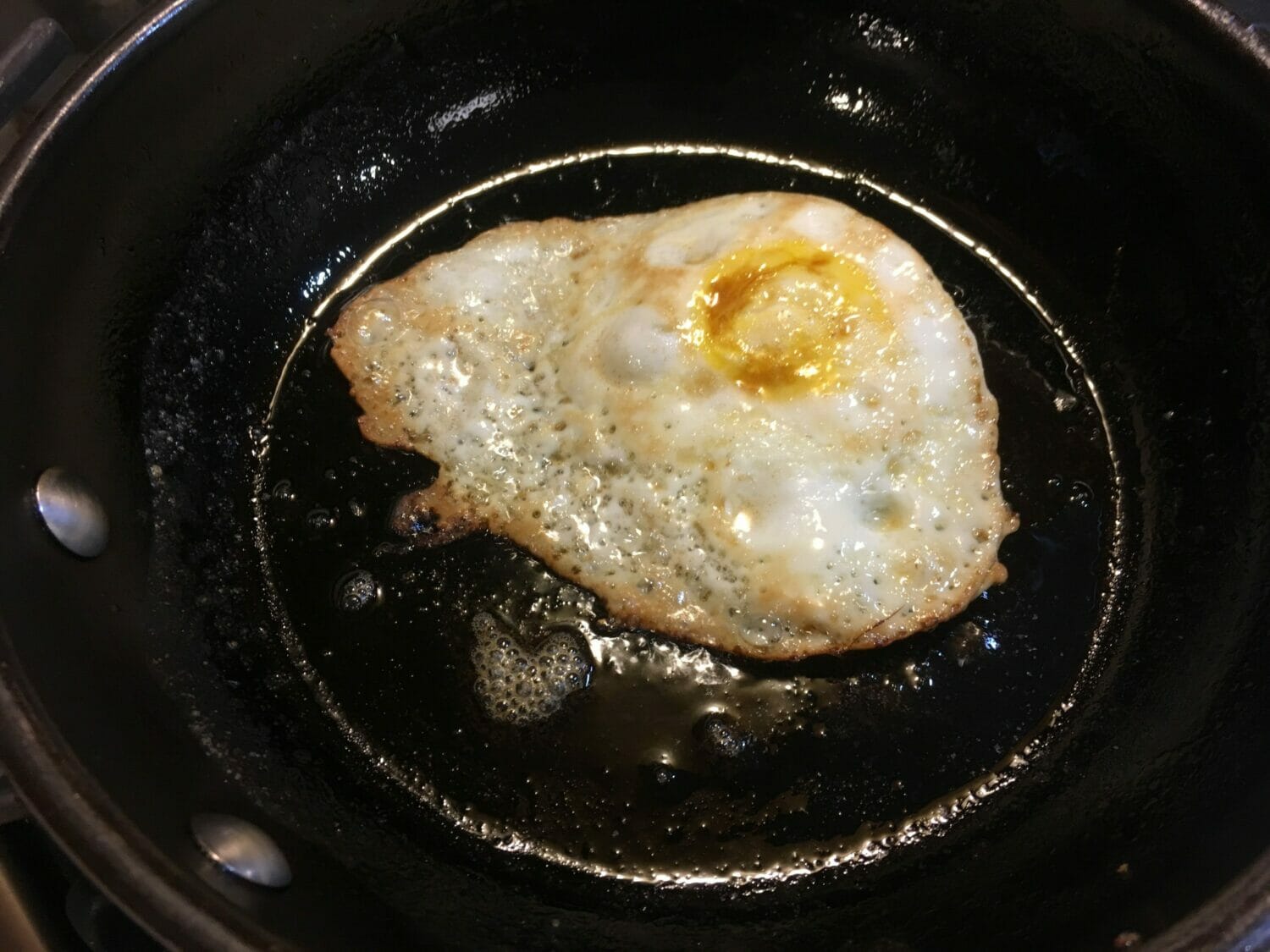 Need a quick, satisfying breakfast that will fuel your kids all morning? Then give this super-simple cheesy egg breakfast sandwich a try!