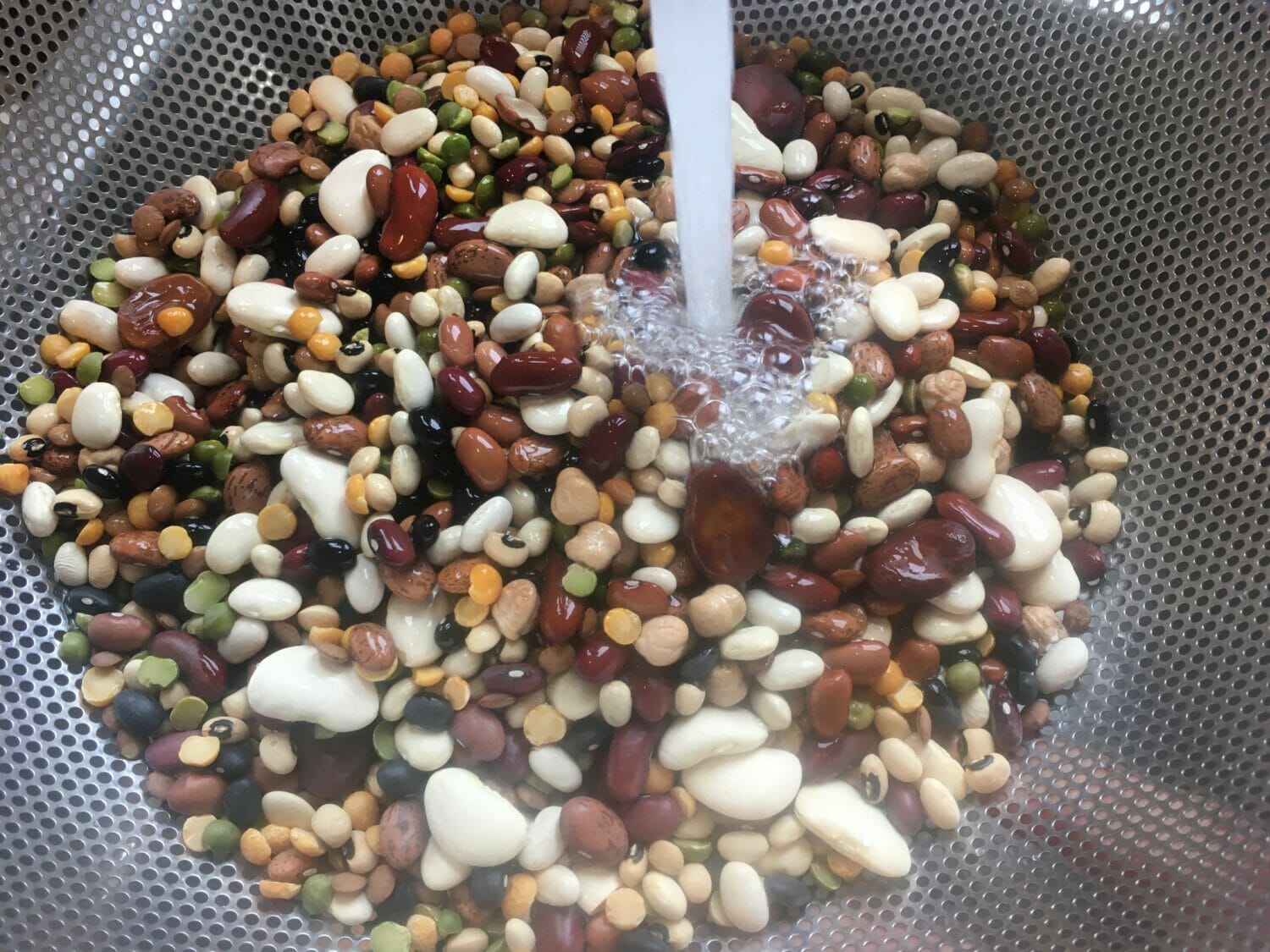 Looking for easy healthy meals? Knowing how to cook dried beans in a slow cooker, the EASY way, is the ultimate in easy meal prep slow cooker recipes.